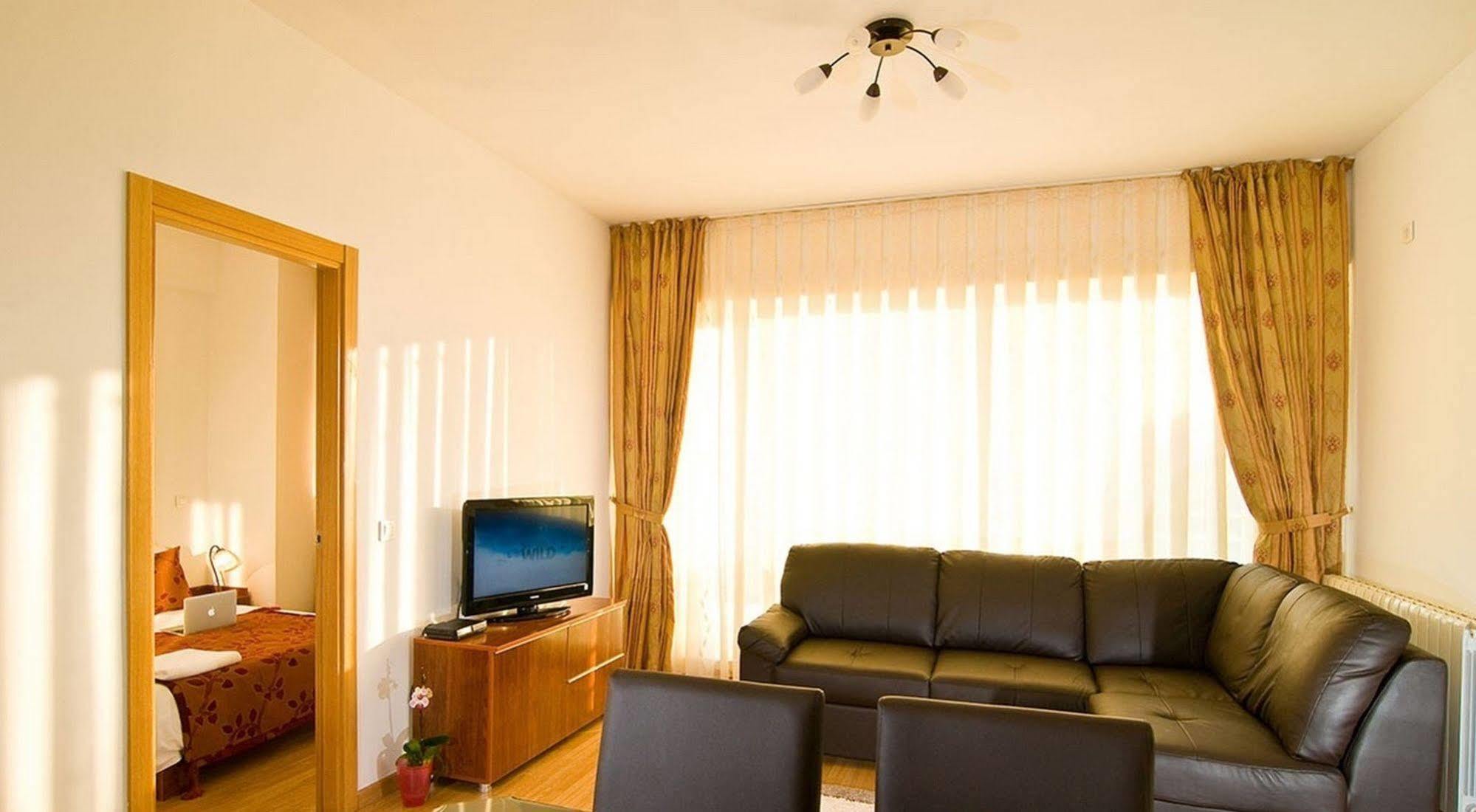 Red Hotel Accommodation Cluj-Napoca Esterno foto